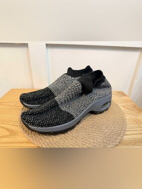 10/$25 •‎ Women’s Walking Shoes - Mesh Slip On